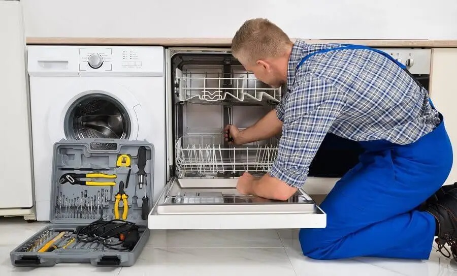 Körfez Sunny servisi teknisyen ekibi beyaz eşya tamiri yaparken